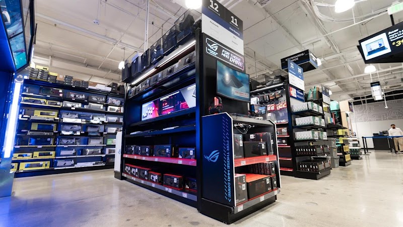 Micro Center - Photo 2